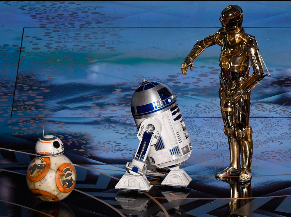 Los droides de Star Wars BB8, R2-D2 y C3PO en el escenario