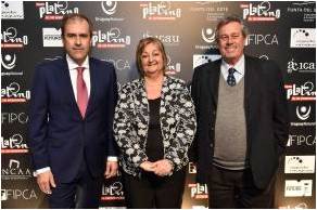 El director general de los Premios Platino y de EGEDA, Miguel Ángel Benzal; la ministra de Turismo de Uruguay, Liliam Kechichian; y el gobernador de Maldonado, Enrique Antía