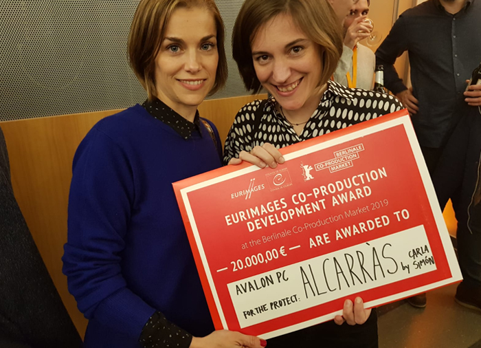 Carla Simón (derecha) y María Zamora posan con el premio Eurimages en la Berlinale (Foto: ICAA)