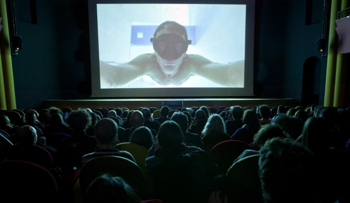 Imagen de un documental siendo proyectado en una pantalla de cine (Foto: Moving Docs)