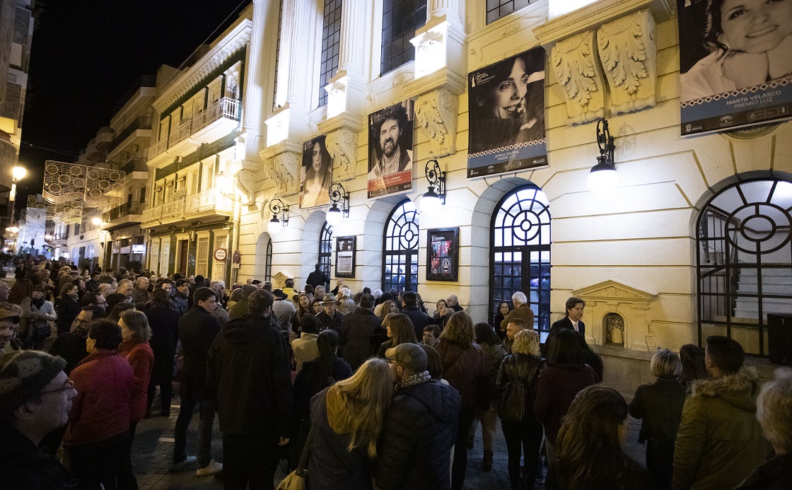 Colas para entrar en el Gran Teatro de Huelva durante el certamen (Foto: Alberto Díaz)