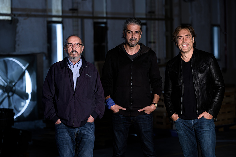 De izquierda a derecha, Jaume Roures, Fernando León de Aranoa y Javier Bardem en el set de 'El buen patrón' (Foto: Fernando Marrero)