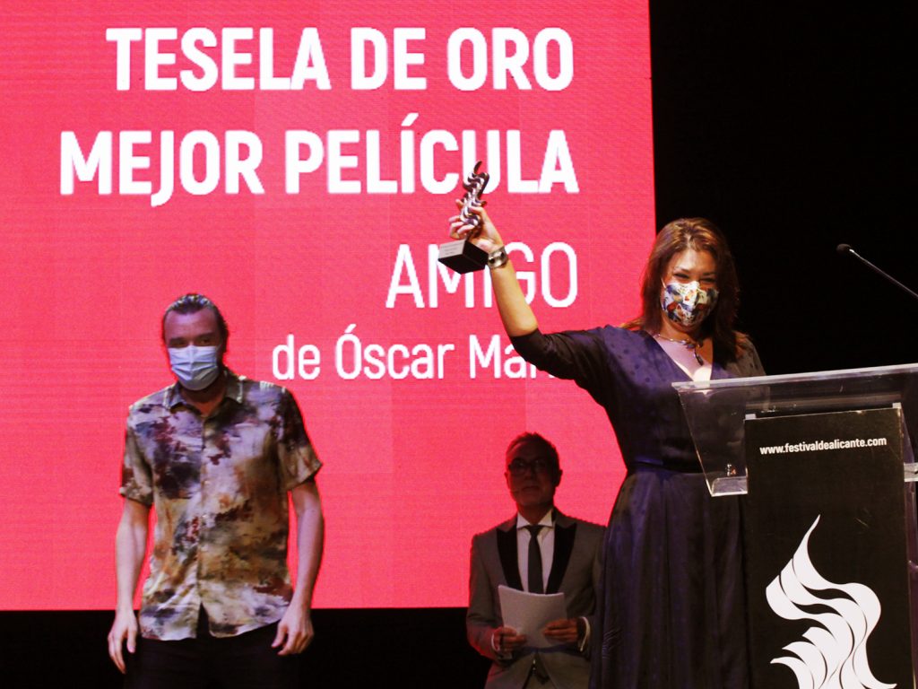 La productora Elena Muñoz recoge la Tesela de Oro para 'Amigo'