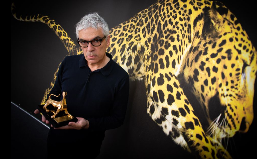 Pedro Costa posando con el Leopardo de Oro de Locarno por 'Vitalina Varela'