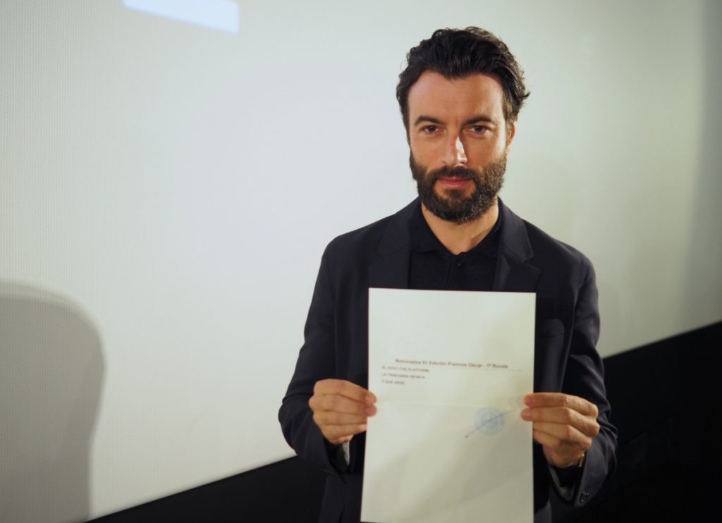 Javier Rey enseña el papel donde aparecen las tres preseleccionadas.