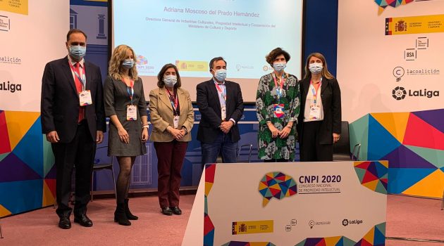 Integrantes del primer panel en el CNPI 2020, con presencia de Adriana Moscoso (segunda por la derecha).