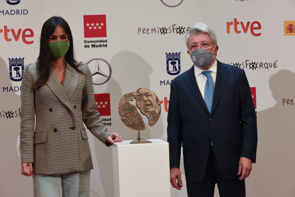 Begoña Villacís y Enrique Cerezo posan con el premio Forqué.