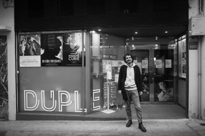 Ramiro Ledo en la fachada del Duplex Cinema (Foto: Alicia Seoane)
