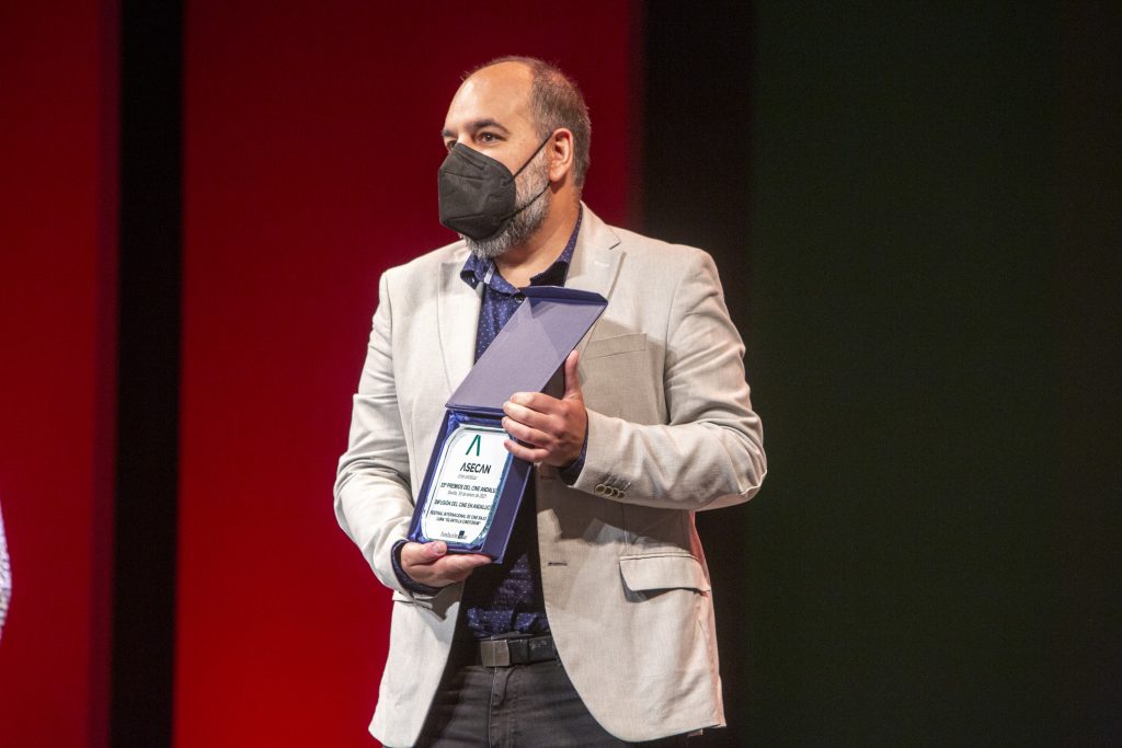 Esteban Magaz recoge el premio al Festival Islantilla Cineforum (Foto: Lolo Vasco/ASECAN)
