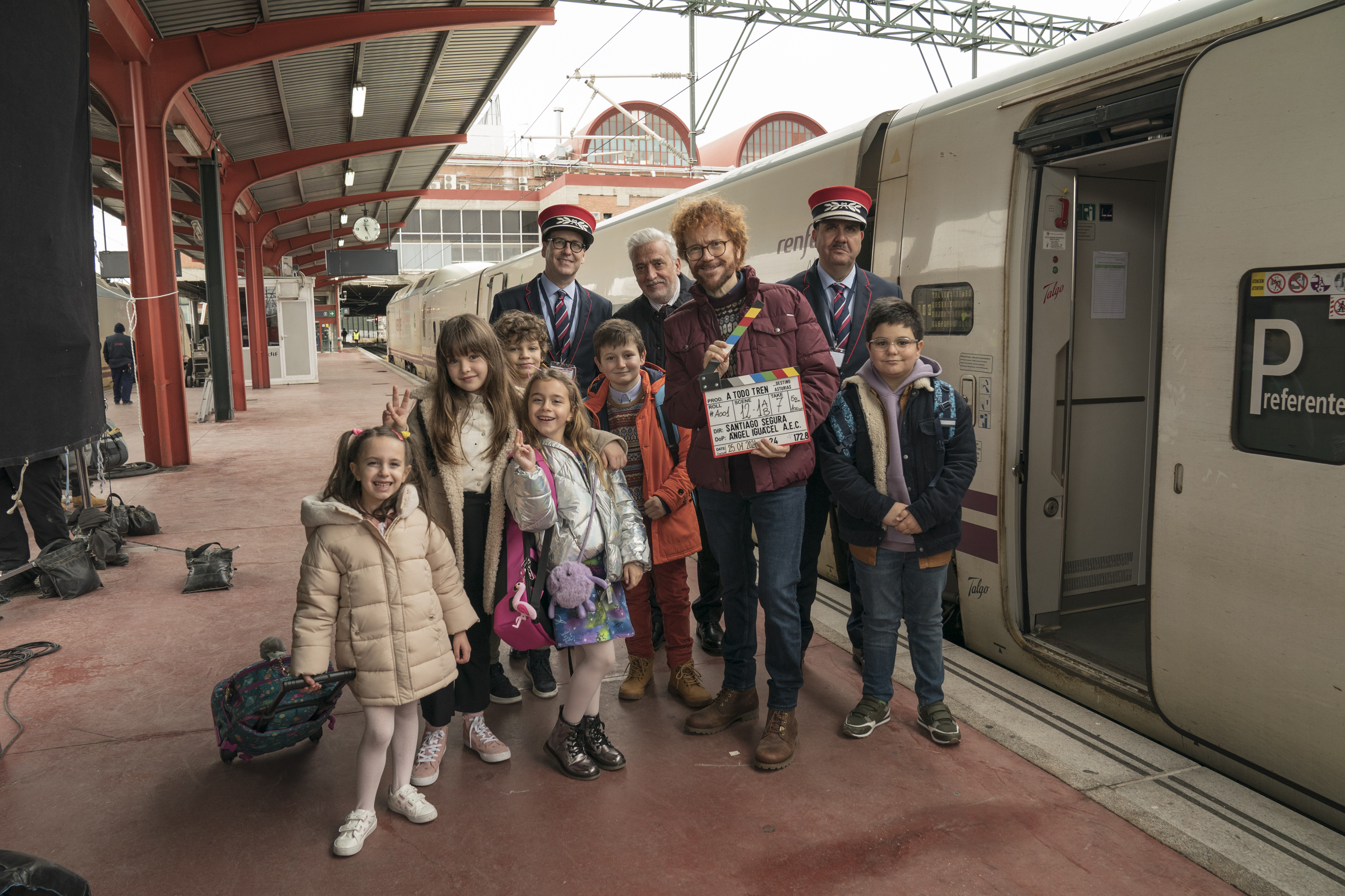 Santiago Seguro y los niños en el rodaje de '¡A todo tren! Destino Asturias'