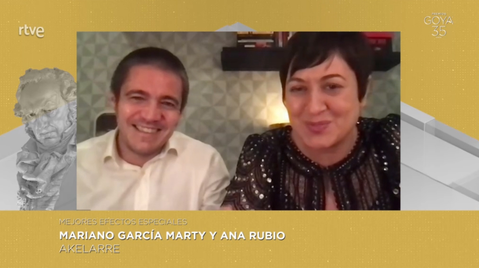Ana Rubio (derecha) agradeciendo el premio durante la gala de los Goya 2021.