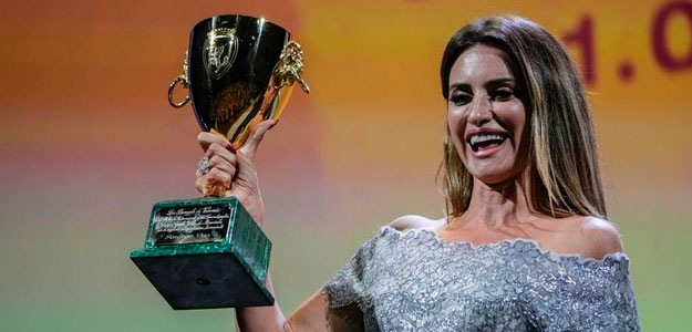 Penélope Cruz gana su primera Copa Volpi en Venecia por ‘Madres paralelas’ de Almodóvar