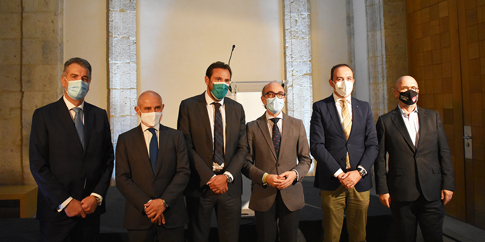 Los políticos en el cóctel realizado en el Museo Patio Herreriano.