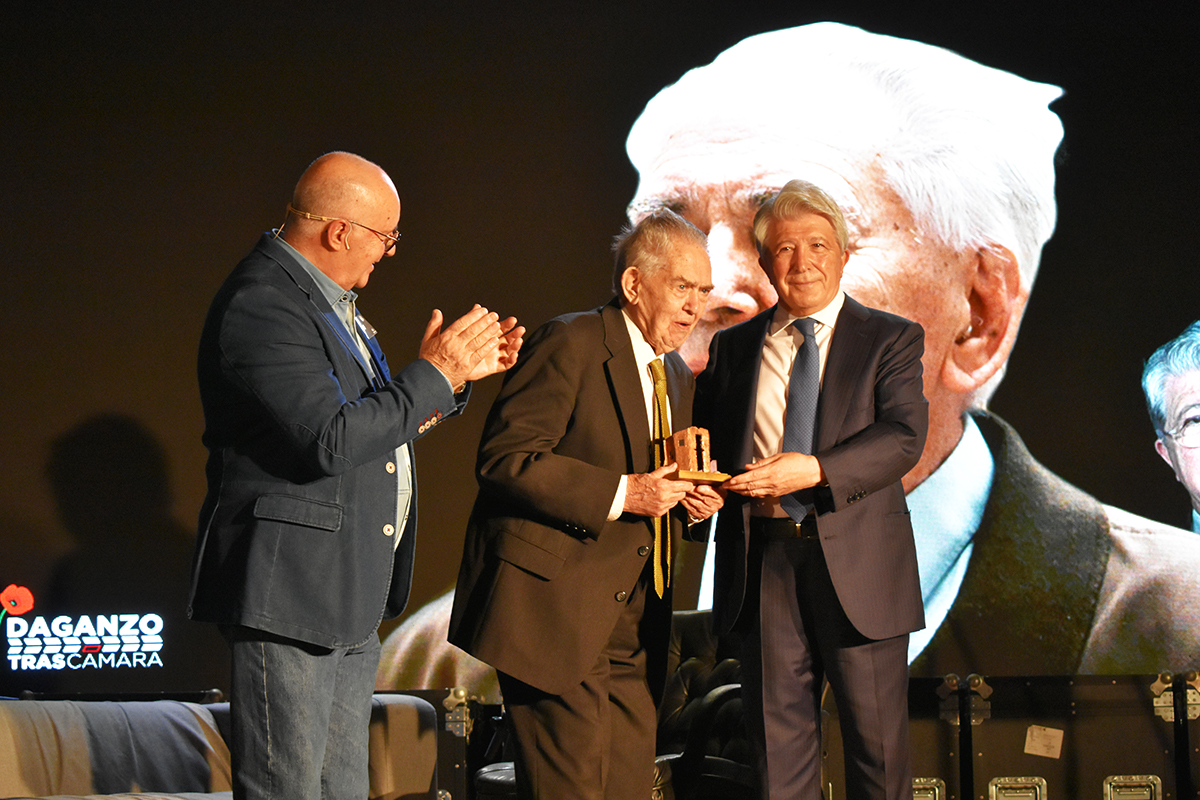 Juan Mariné, en el momento en el que recibe el homenaje en Daganzo. La organización, además, ha creado un nuevo premio con su nombre.