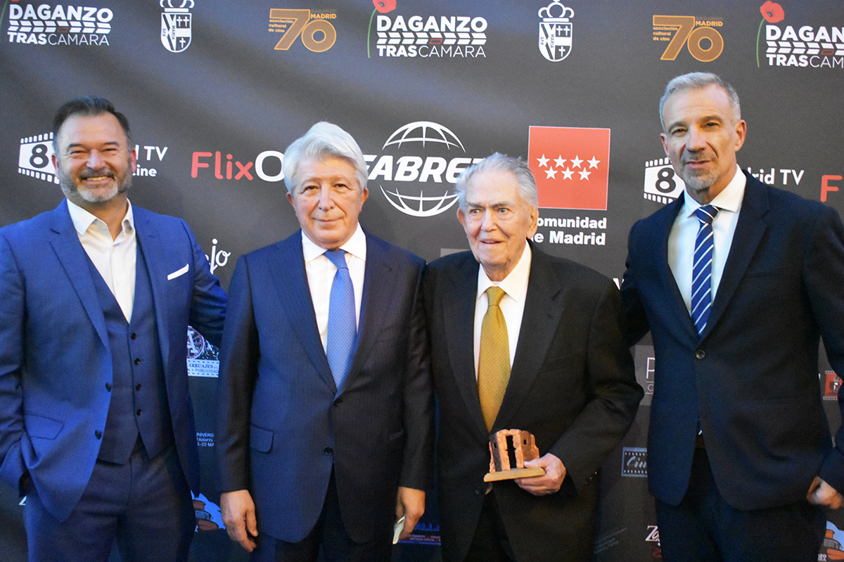 De izquierda a derecha, el alcalde de Daganzo, Enrique Cerezo, Juan Mariné y el presidente de la Asociación Daganzo Madrid 70.