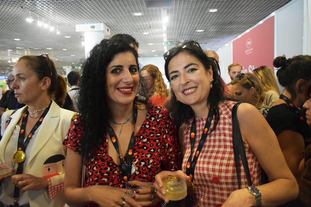 Jara Ayúcar (izquierda), coordinadora de los Spanish Screenings XXL, y Lorena Robredo, responsable de marketing del ICAA, durante la happy hour de Catalan Films.