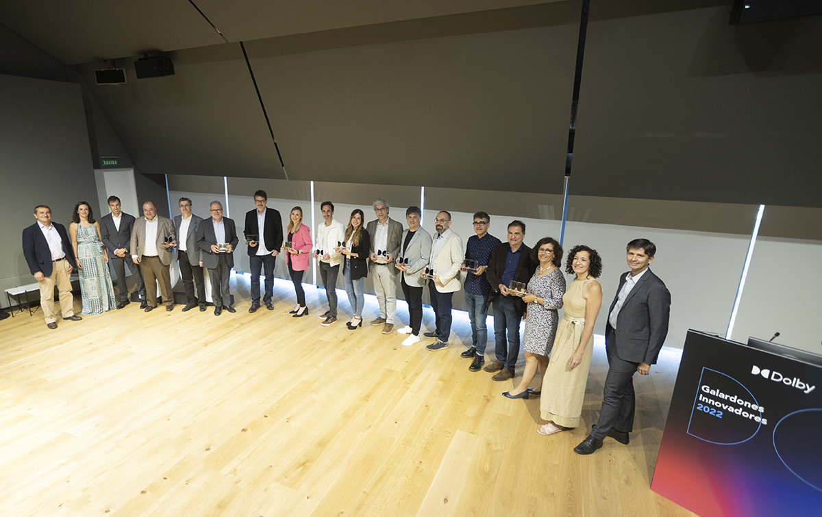 Foto de familia de los ganadores de los Premios Dolby Innovadores 2022.
