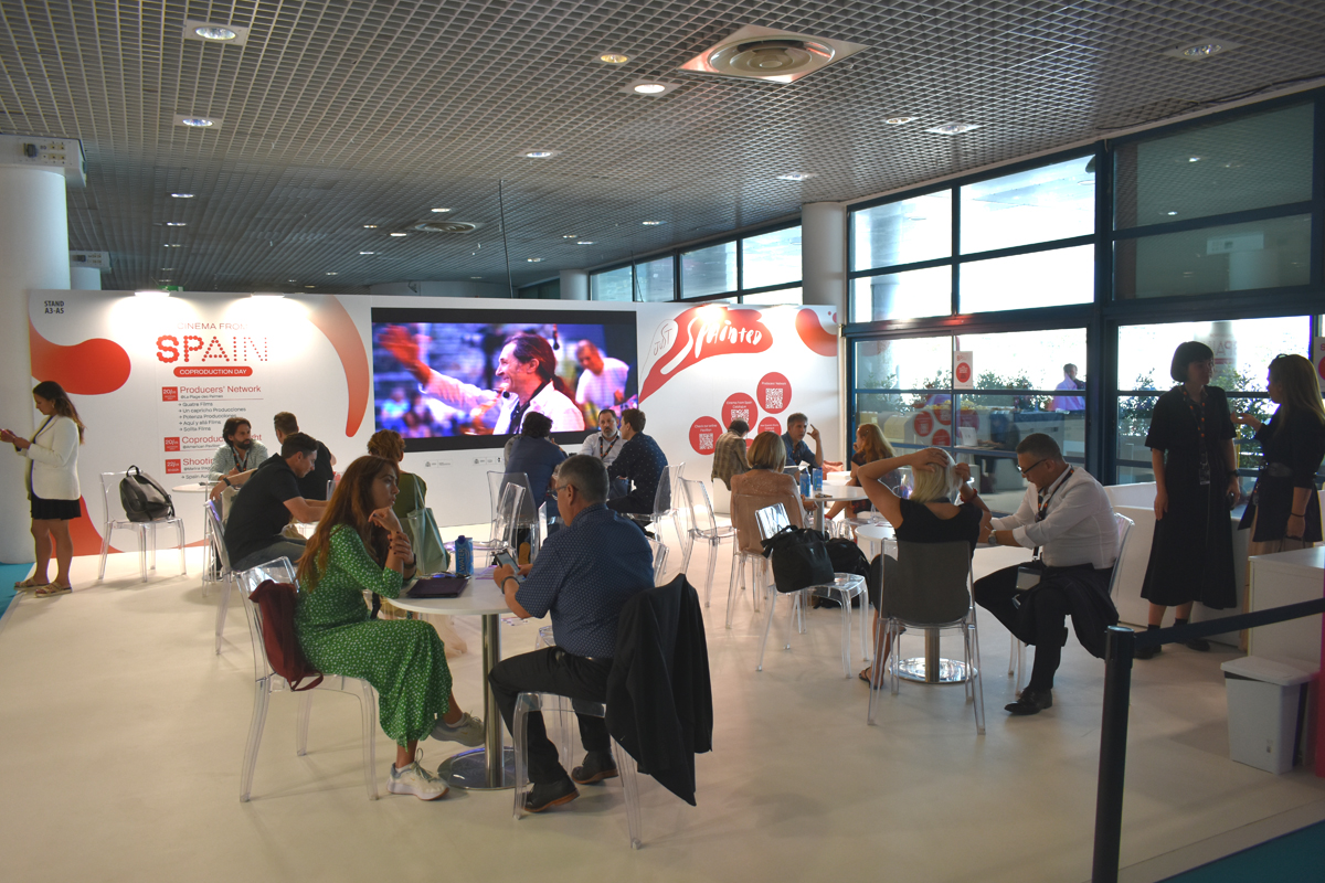 El stand del Cinema from Spain en Cannes 2022 es mucho más amplio y diáfano. Hay una zona con mesas para reuniones de profesionales de la industria y una terraza.