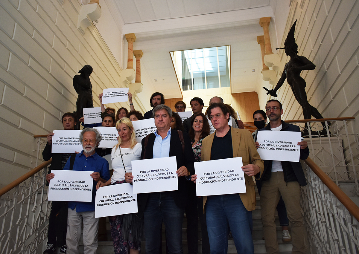 Antes de ir al Congreso, los productores han enseñado el lema de 'Por la diversidad cultura, salvemos la producción independiente' en las escaleras del Ateneo de Madrid.