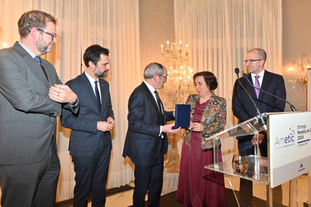 Emma Fernández recibe la X Medalla de Oro de Ametic